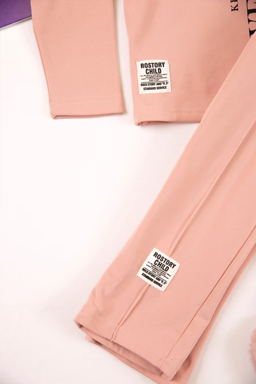 طقم بناتي شتوي مبطن قطعتين لون خربزي بكتابات من الأمام و أكمام طويلة مع بنطلون طويل بزم و رباط على الخصر