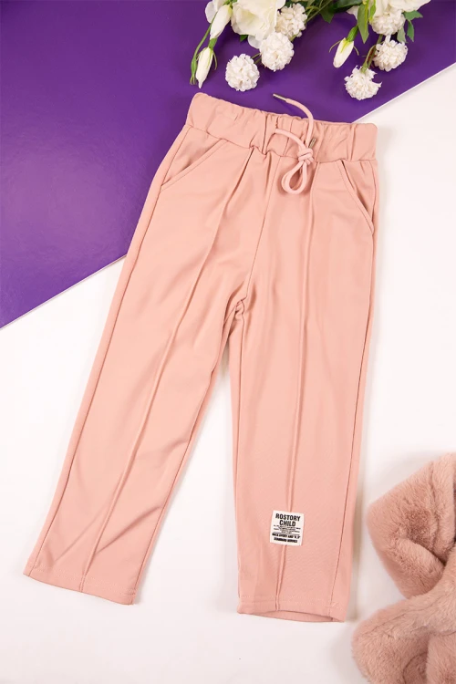 طقم بناتي شتوي مبطن قطعتين لون خربزي بكتابات من الأمام و أكمام طويلة مع بنطلون طويل بزم و رباط على الخصر