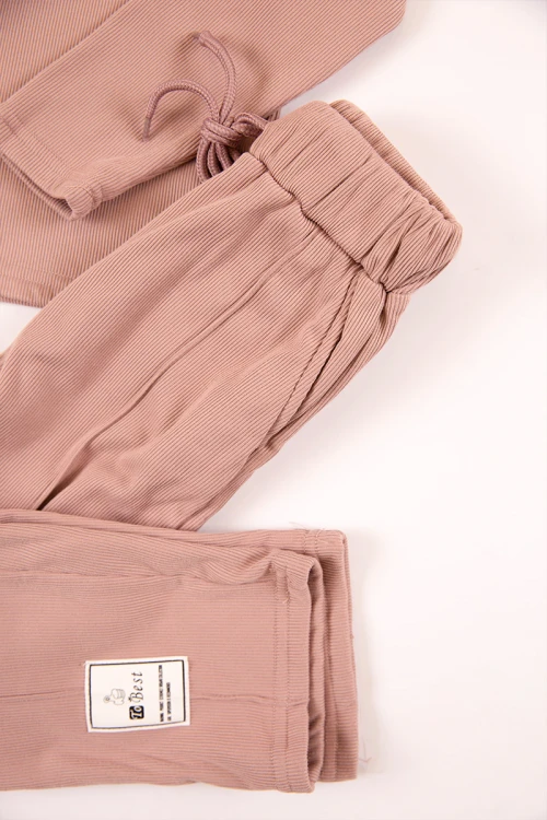 طقم بناتي شتوي مبطن قطعتين لون لحمي بكتابات من الأمام و أكمام طويلة مع بنطلون طويل بزم و رباط على الخصر