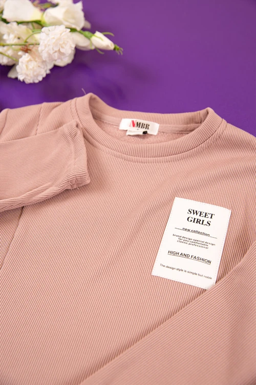 طقم بناتي شتوي مبطن قطعتين لون لحمي بكتابات من الأمام و أكمام طويلة مع بنطلون طويل بزم و رباط على الخصر