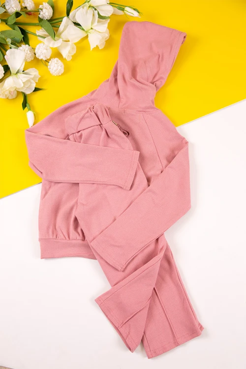 طقم بناتي شتوي قطعتين لون وردي هودي بكتابات من الأمام و أكمام طويلة مع بنطلون طويل بزم و رباط على الخصر