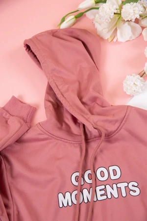 طقم بناتي شتوي قطعتين لون وردي هودي بكتابات من الأمام و أكمام طويلة مع بنطلون طويل بزم و رباط على الخصر