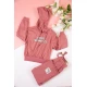 طقم بناتي شتوي قطعتين لون وردي هودي بكتابات من الأمام و أكمام طويلة مع بنطلون طويل بزم و رباط على الخصر