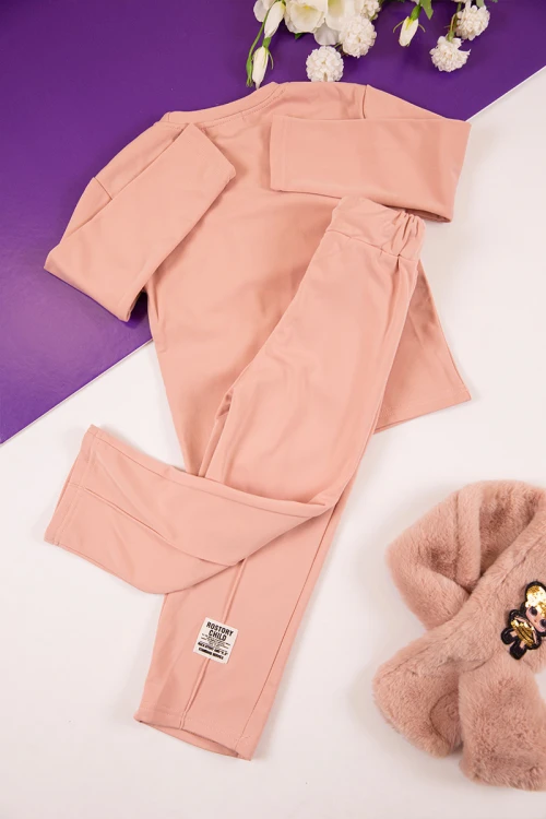 طقم بناتي شتوي مبطن قطعتين لون خربزي بكتابات من الأمام و أكمام طويلة مع بنطلون طويل بزم و رباط على الخصر