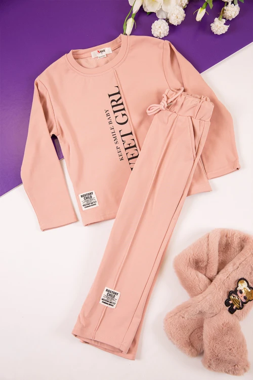 طقم بناتي شتوي مبطن قطعتين لون خربزي بكتابات من الأمام و أكمام طويلة مع بنطلون طويل بزم و رباط على الخصر