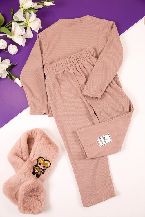 طقم بناتي شتوي مبطن قطعتين لون لحمي بكتابات من الأمام و أكمام طويلة مع بنطلون طويل بزم و رباط على الخصر