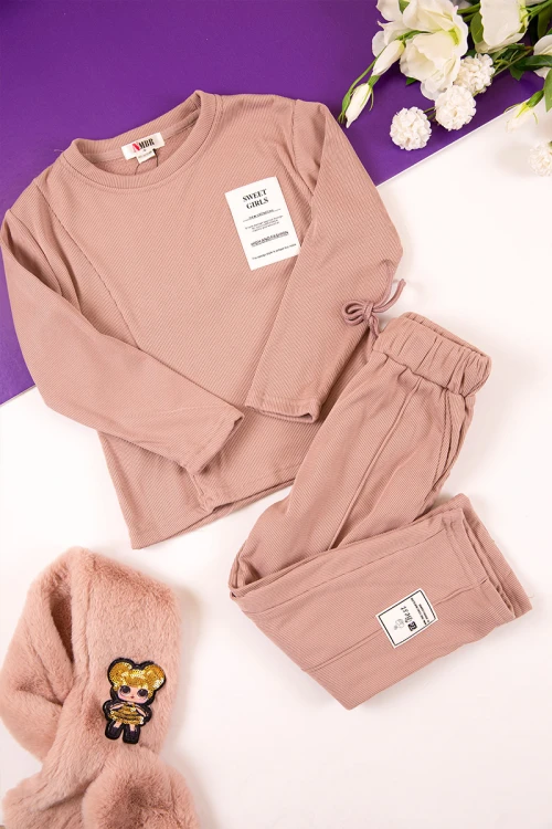 طقم بناتي شتوي مبطن قطعتين لون لحمي بكتابات من الأمام و أكمام طويلة مع بنطلون طويل بزم و رباط على الخصر