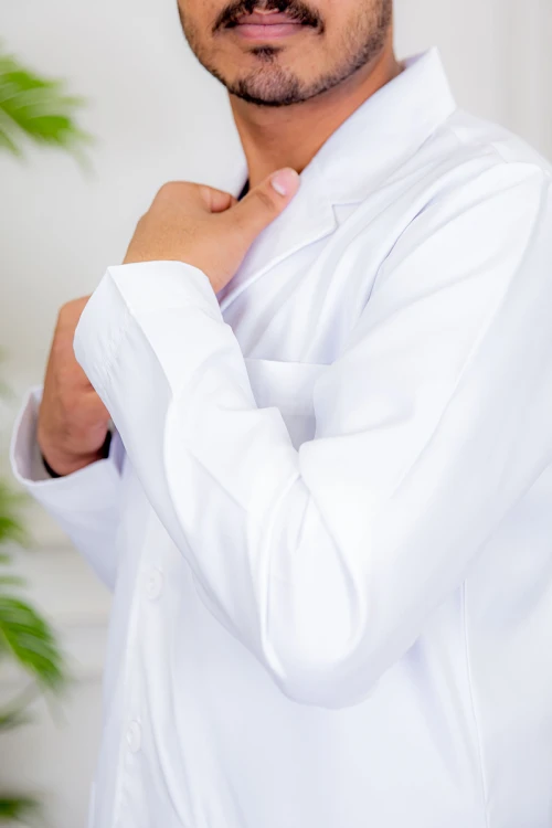 بالطو طبي لاب كوت أبيض قصير بجيوب و أزرار امامية