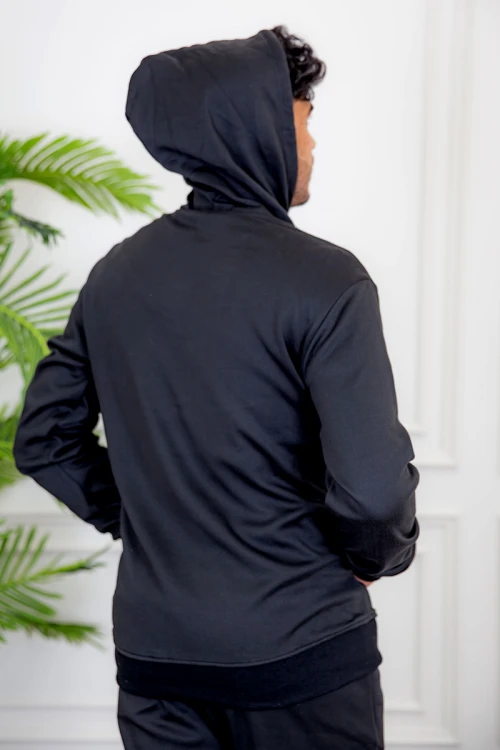 طقم رجالي شتوي قطعتين لون أسود ببلوفر هودي قبعة متصلة و جيوب أمامية