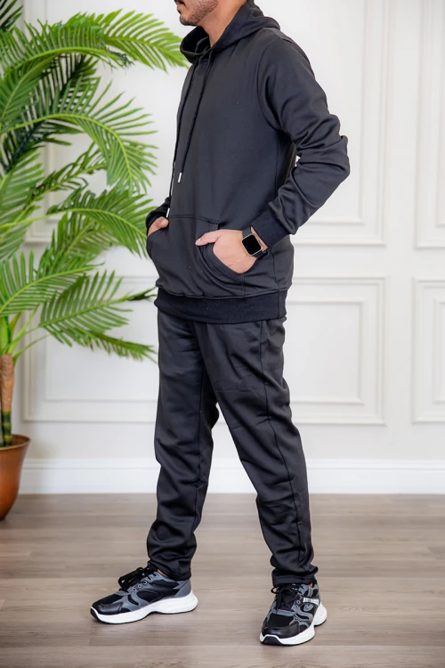 طقم رجالي شتوي قطعتين لون أسود ببلوفر هودي قبعة متصلة و جيوب أمامية