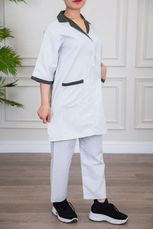 زي عاملة منزلية قطعتين مخطط متعدد الألوان قميص طويل بياقة قصة سبعة و سحاب قصير و جيوب من الأمام 