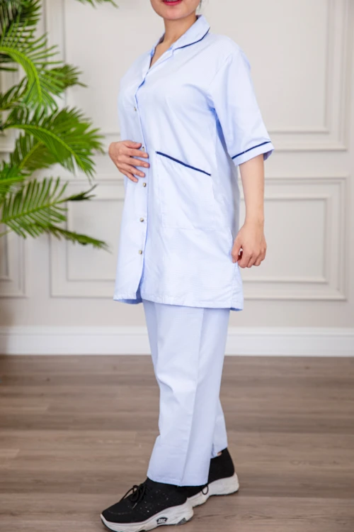 زي عاملة منزلية ثلاث قطع متعدد الألوان قميص طويل بجيوب و أزرار من الأمام مع مريلة بجيب عملي و رباط على الجانبين