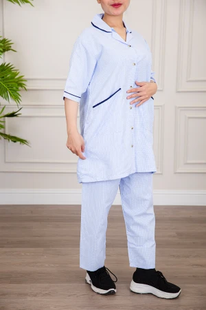 زي عاملة منزلية ثلاث قطع متعدد الألوان قميص طويل بجيوب و أزرار من الأمام مع مريلة بجيب عملي و رباط على الجانبين