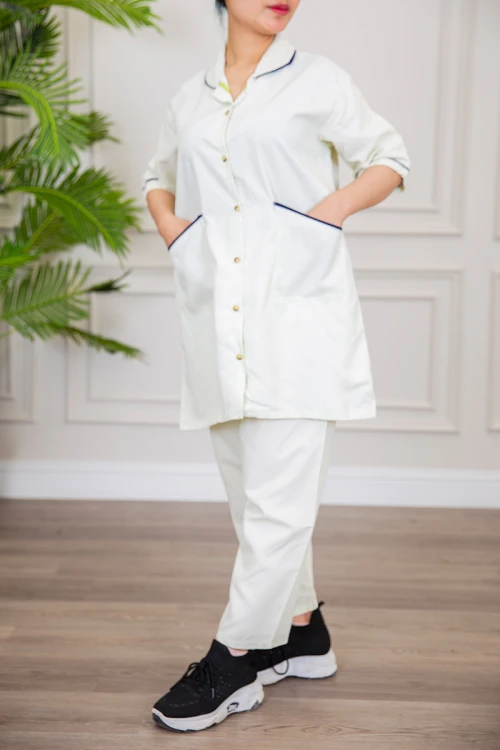 زي عاملة منزلية ثلاث قطع متعدد الألوان قميص طويل بجيوب و أزرار من الأمام مع مريلة بجيب عملي و رباط على الجانبين