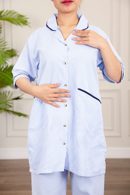 زي عاملة منزلية ثلاث قطع متعدد الألوان قميص طويل بجيوب و أزرار من الأمام مع مريلة بجيب عملي و رباط على الجانبين