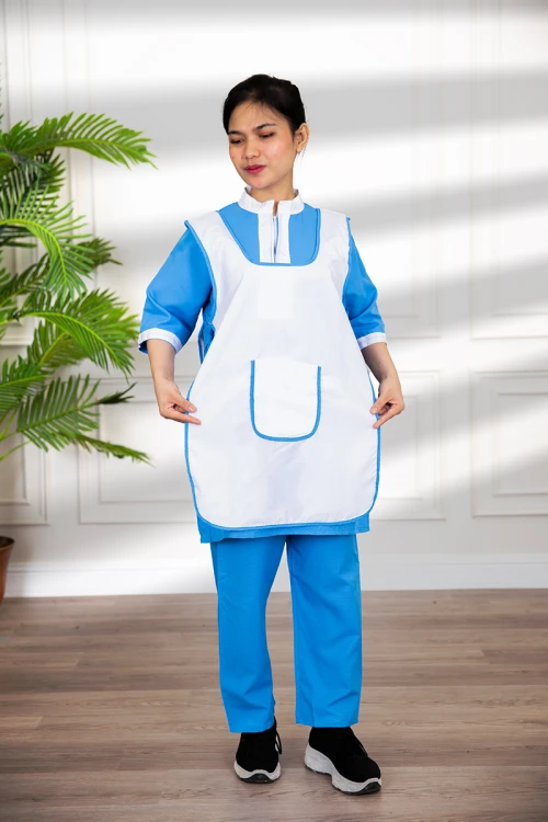 زي عاملة منزلية ثلاث قطع متعدد الألوان قميص طويل بجيوب و سحاب قصير من الأمام مع مريلة بجيب عملي و رباط على الجانبين