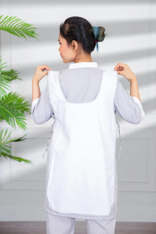 زي عاملة منزلية ثلاث قطع متعدد الألوان قميص طويل بجيوب و سحاب قصير من الأمام مع مريلة بجيب عملي و رباط على الجانبين