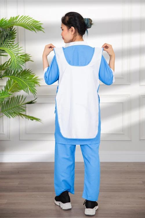 زي عاملة منزلية ثلاث قطع متعدد الألوان قميص طويل بجيوب و سحاب قصير من الأمام مع مريلة بجيب عملي و رباط على الجانبين