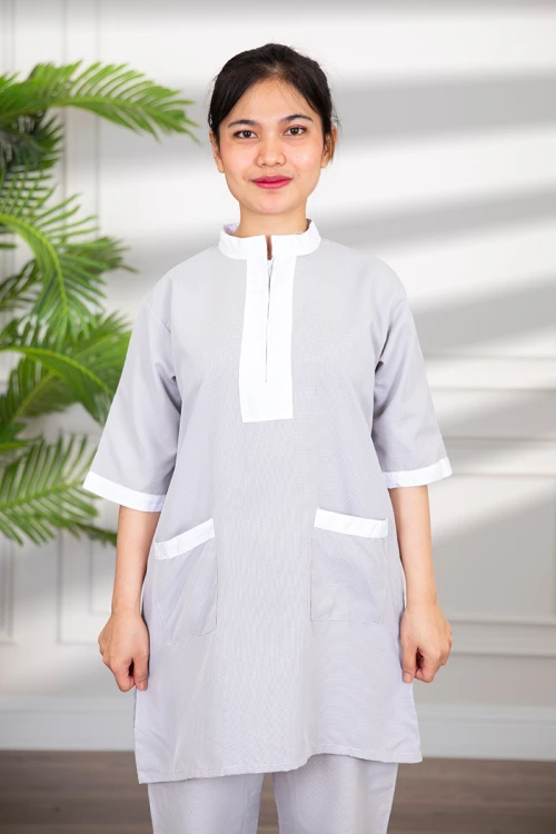 زي عاملة منزلية ثلاث قطع متعدد الألوان قميص طويل بجيوب و سحاب قصير من الأمام مع مريلة بجيب عملي و رباط على الجانبين