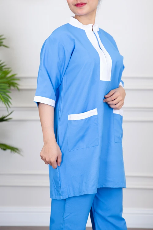 زي عاملة منزلية ثلاث قطع متعدد الألوان قميص طويل بجيوب و سحاب قصير من الأمام مع مريلة بجيب عملي و رباط على الجانبين