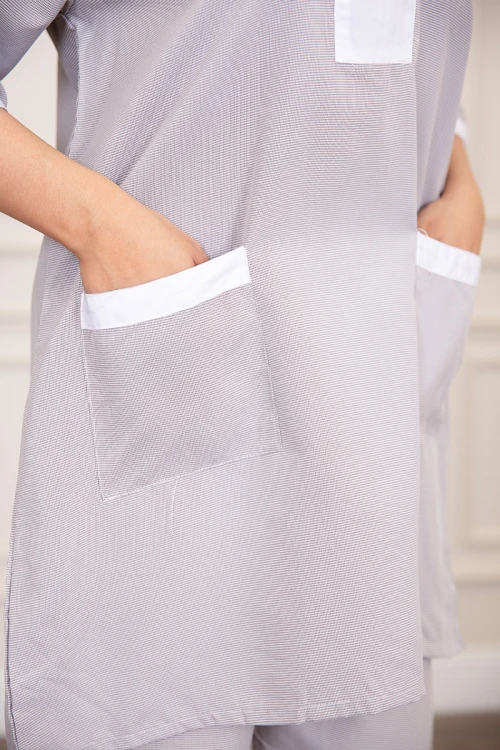 زي عاملة منزلية ثلاث قطع متعدد الألوان قميص طويل بجيوب و سحاب قصير من الأمام مع مريلة بجيب عملي و رباط على الجانبين