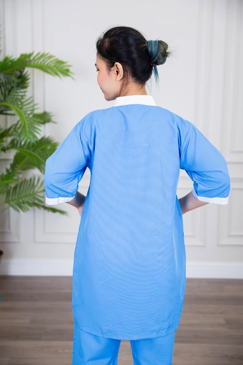 زي عاملة منزلية ثلاث قطع متعدد الألوان قميص طويل بجيوب و سحاب قصير من الأمام مع مريلة بجيب عملي و رباط على الجانبين