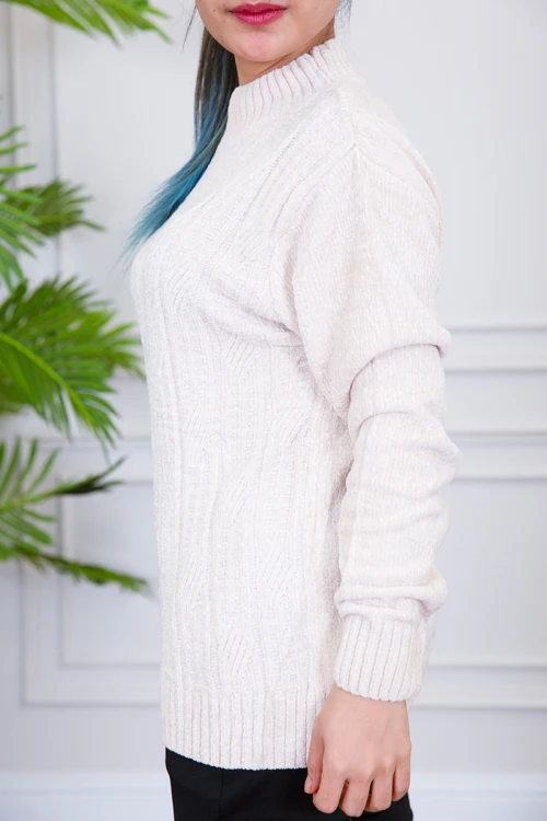 بلوفر نسائي شتوي لون اوف وايت بياقة عالية و أكمام طويلة