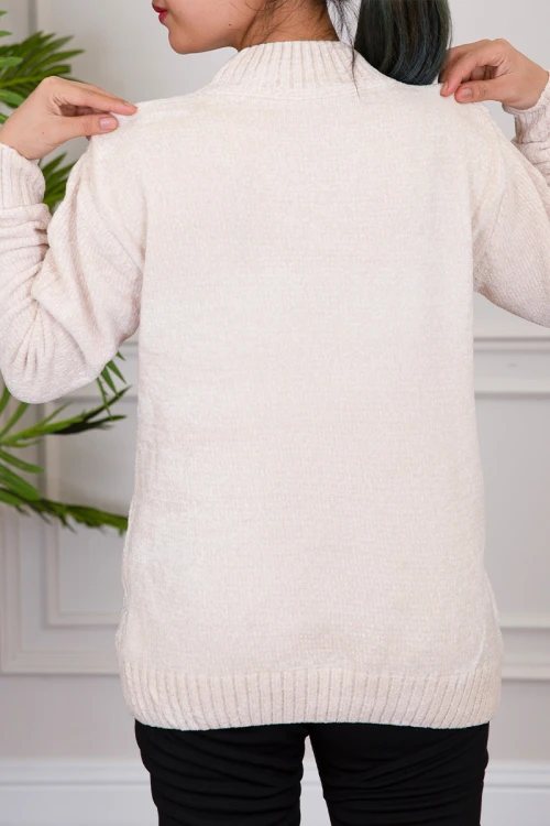 بلوفر نسائي شتوي لون اوف وايت بياقة عالية و أكمام طويلة