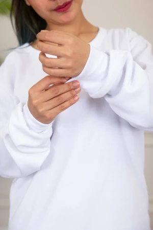 بيجاما نسائية شتوية قطعتين لون أبيض سادة بياقة دائرية و بأكمام و بنطلون طويل