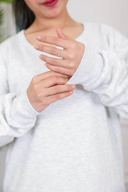 بيجاما نسائية شتوية قطعتين لون اوف وايت بياقة دائرية و بأكمام و بنطلون طويل