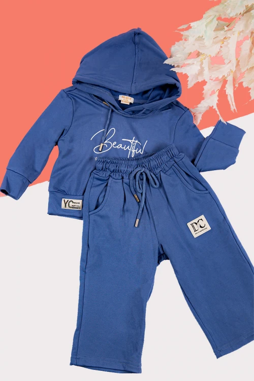 طقم بناتي شتوي قطعتين لون أزرق بكتابات من الأمام و بقبعة رأس  و أكمام طويلة و رباط و زم من الخصر