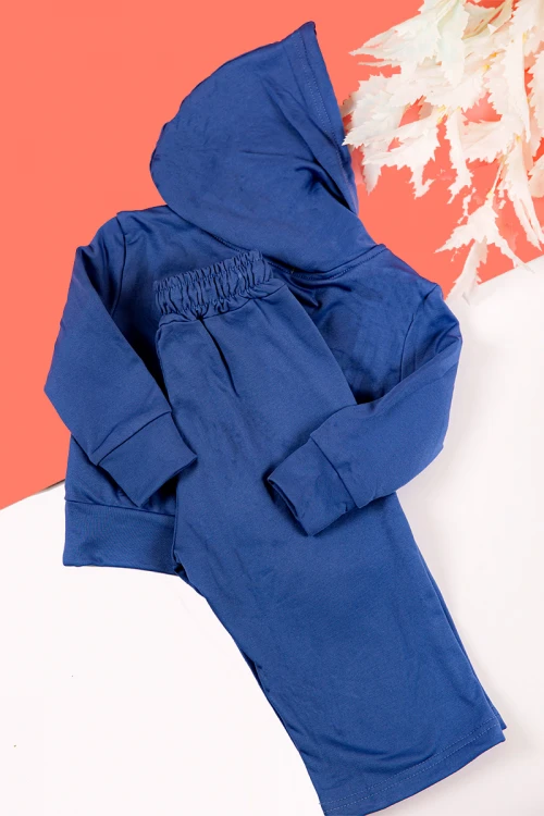 طقم بناتي شتوي قطعتين لون أزرق بكتابات من الأمام و بقبعة رأس  و أكمام طويلة و رباط و زم من الخصر