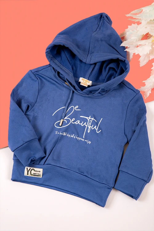 طقم بناتي شتوي قطعتين لون أزرق بكتابات من الأمام و بقبعة رأس  و أكمام طويلة و رباط و زم من الخصر