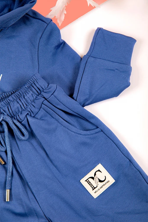 طقم بناتي شتوي قطعتين لون أزرق بكتابات من الأمام و بقبعة رأس  و أكمام طويلة و رباط و زم من الخصر