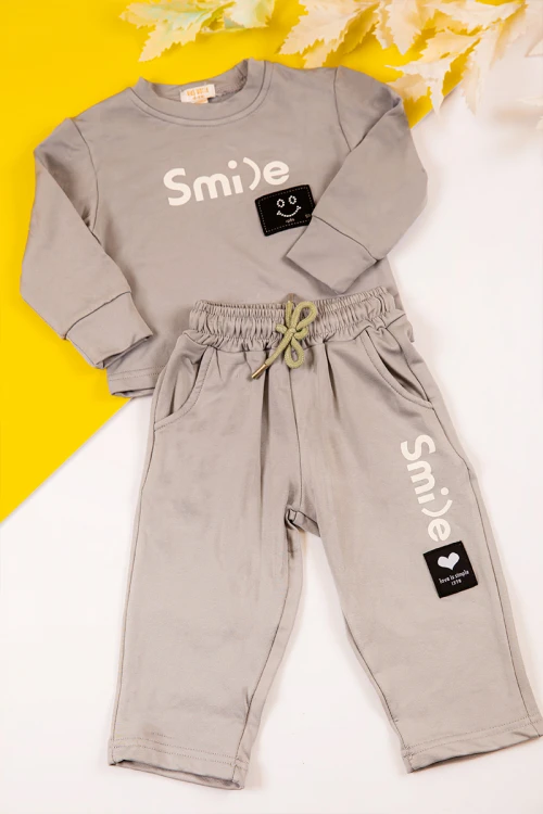 طقم بناتي شتوي قطعتين  لون بيج غامق بكتابات من الأمام و أكمام طويلة و رباط و زم من الخصر