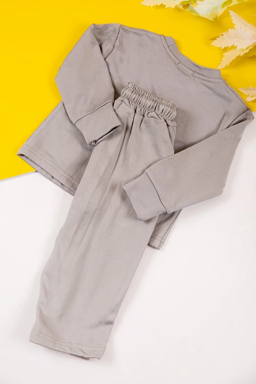 طقم بناتي شتوي قطعتين  لون بيج غامق بكتابات من الأمام و أكمام طويلة و رباط و زم من الخصر