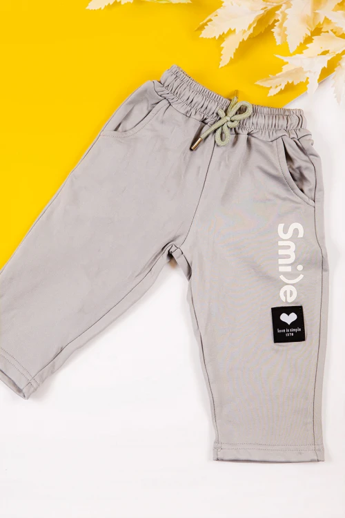 طقم بناتي شتوي قطعتين  لون بيج غامق بكتابات من الأمام و أكمام طويلة و رباط و زم من الخصر