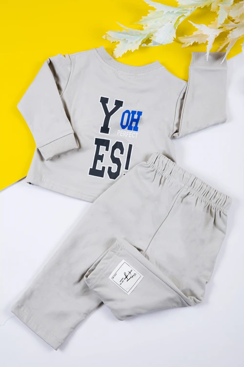 طقم بناتي شتوي قطعتين لون رصاصي بكتابات من الأمام و أكمام طويلة و رباط و زم من الخصر