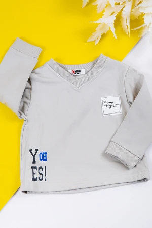 طقم بناتي شتوي قطعتين لون رصاصي بكتابات من الأمام و أكمام طويلة و رباط و زم من الخصر 