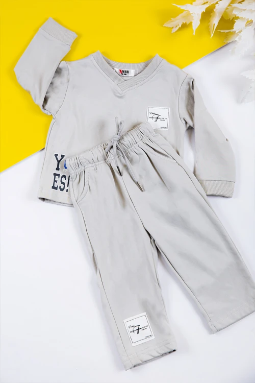 طقم بناتي شتوي قطعتين لون رصاصي بكتابات من الأمام و أكمام طويلة و رباط و زم من الخصر