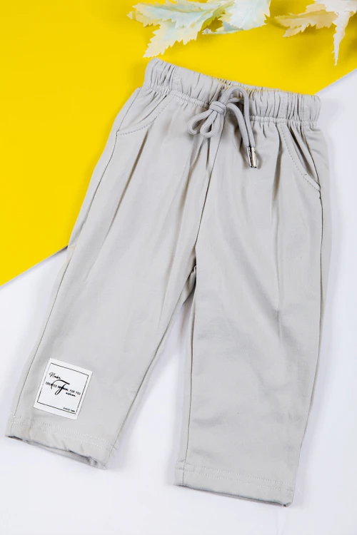 طقم بناتي شتوي قطعتين لون رصاصي بكتابات من الأمام و أكمام طويلة و رباط و زم من الخصر