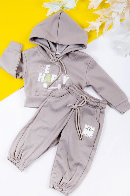 طقم بناتي شتوي قطعتين لون بيج بكتابات من الأمام و بقبعة رأس  و أكمام طويلة و رباط و زم من الخصر