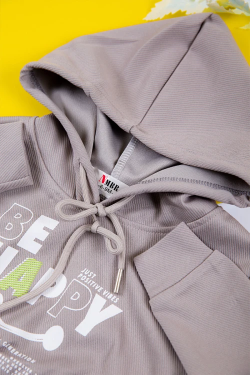 طقم بناتي شتوي قطعتين لون بيج بكتابات من الأمام و بقبعة رأس  و أكمام طويلة و رباط و زم من الخصر