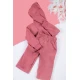 طقم بناتي شتوي قطعتين لون وردي غامق بكتابات من الأمام و بقبعة رأس  و أكمام طويلة و رباط و زم من الخصر