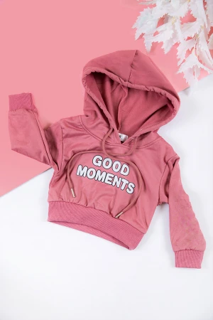 طقم بناتي شتوي قطعتين لون وردي غامق بكتابات من الأمام و بقبعة رأس  و أكمام طويلة و رباط و زم من الخصر 