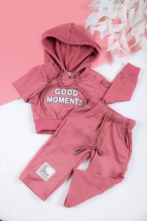 طقم بناتي شتوي قطعتين لون وردي غامق بكتابات من الأمام و بقبعة رأس  و أكمام طويلة و رباط و زم من الخصر 