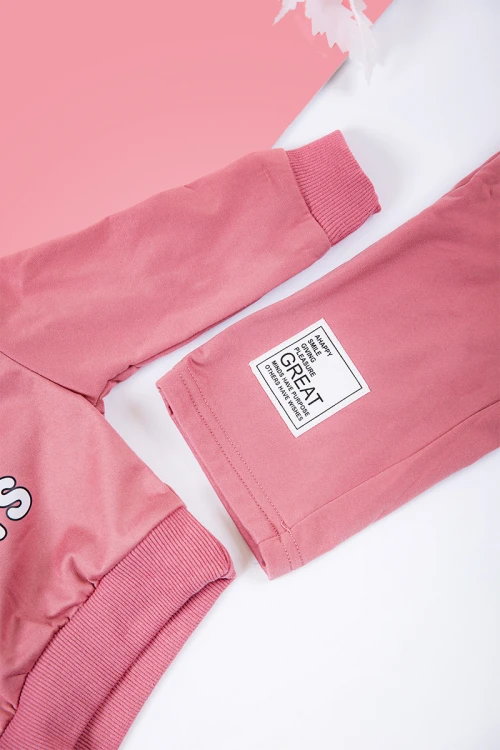 طقم بناتي شتوي قطعتين لون وردي غامق بكتابات من الأمام و بقبعة رأس  و أكمام طويلة و رباط و زم من الخصر