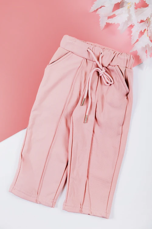 طقم بناتي شتوي قطعتين لون وردي بكتابات من الأمام و أكمام طويلة و رباط و زم من الخصر