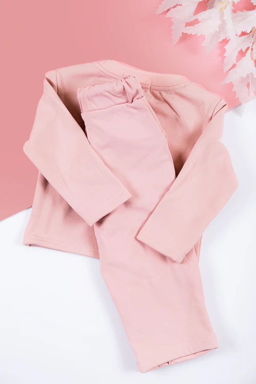 طقم بناتي شتوي قطعتين لون وردي بكتابات من الأمام و أكمام طويلة و رباط و زم من الخصر