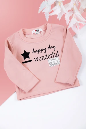 طقم بناتي شتوي قطعتين لون وردي بكتابات من الأمام و أكمام طويلة و رباط و زم من الخصر 